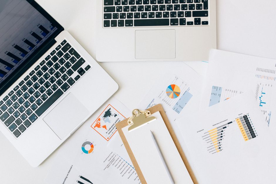 Documentos y gráficos de seguimiento sobre un escritorio de trabajo
