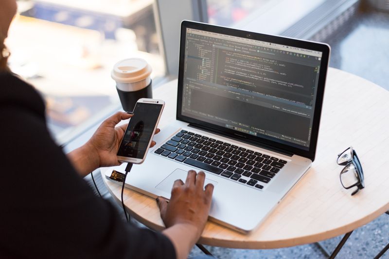 Persona configurando reglas de automatización en una computadora de escritorio