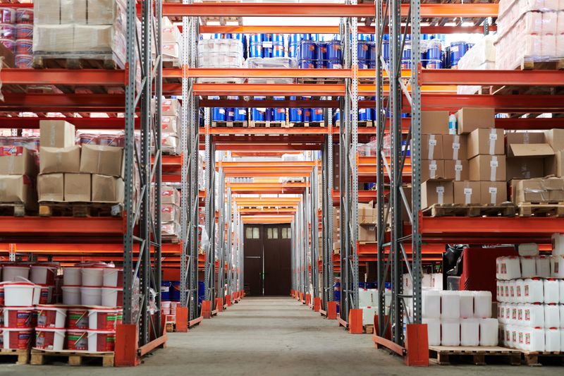 Estantes de depósito con productos y etiquetas de control